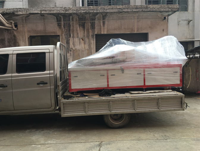 員工親自專車(chē)運(yùn)送數(shù)控鉆孔機(jī)床